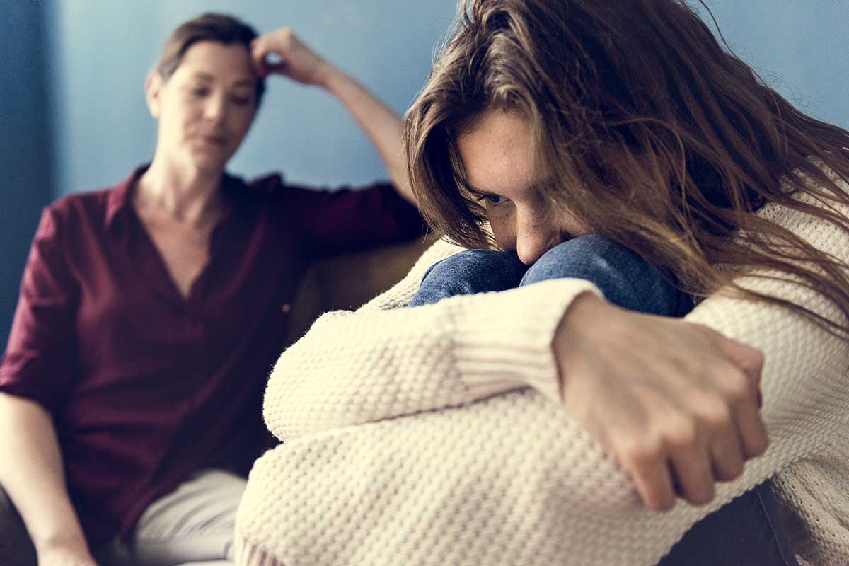 mother helping daughter engaging in teen self harm with the help of beyond healthcare